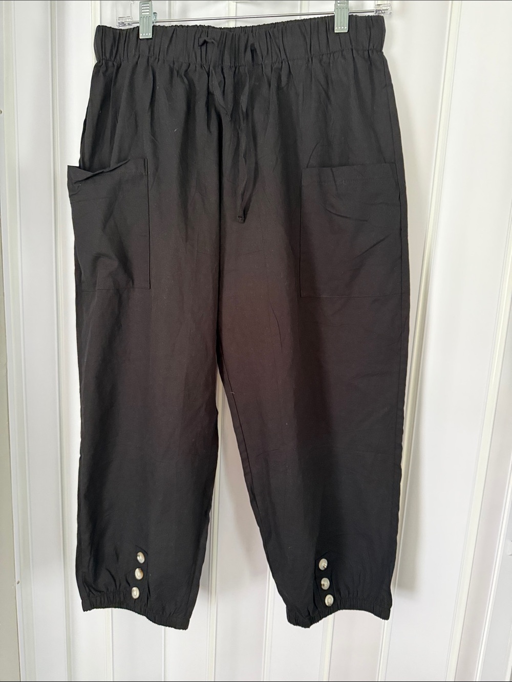 Relaxed Black Elastic-Waist Capris with Button Hem